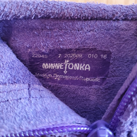 Minnetonka Girls Fringe Moccasin Boots - Picture 5 of 9